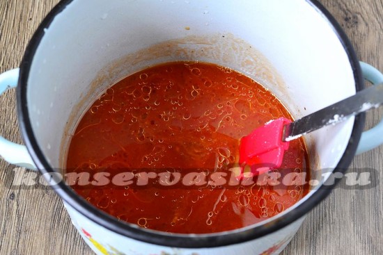 вливаем томатный сок, подсолнечное масло, уксус, томатную пасту, специи