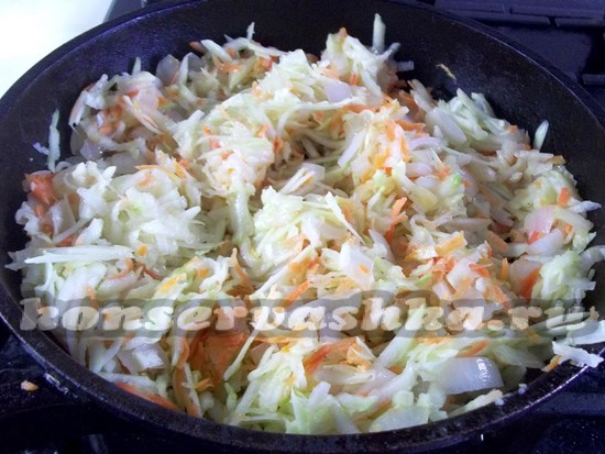 натереть морковь и кабачки