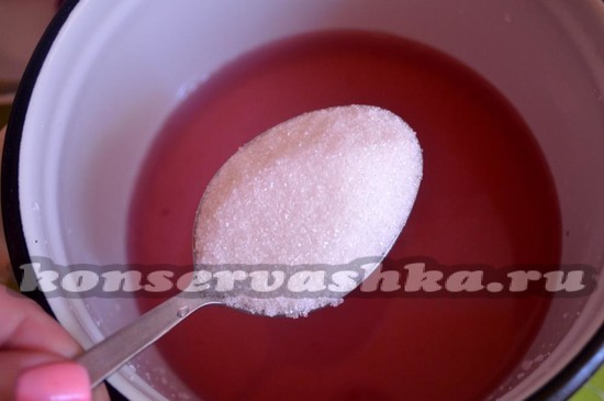 воду из банки слить и добавить сахар