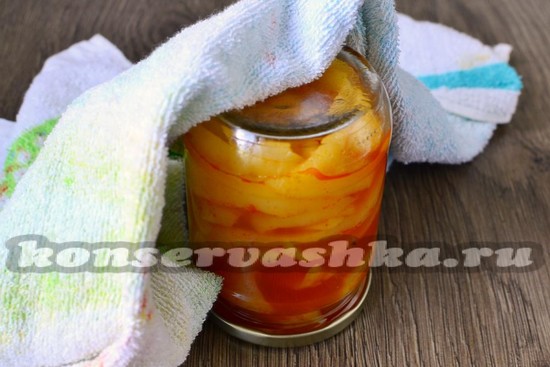 лечо раскладываем и закрываем крышками