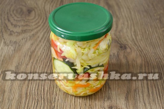 уложить салат, заливаем уксусом и маслом