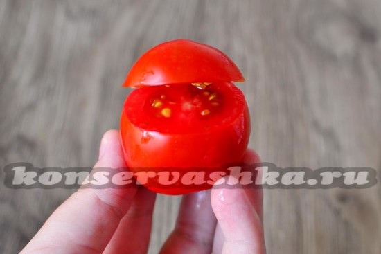 Срезаем верхушку каждого помидорчика,