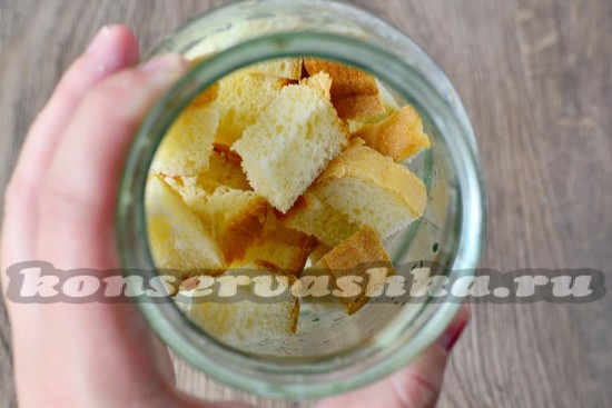 Куски хлеба выкладываем на самое дно