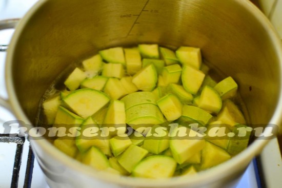 закладываем кусочки кабачков