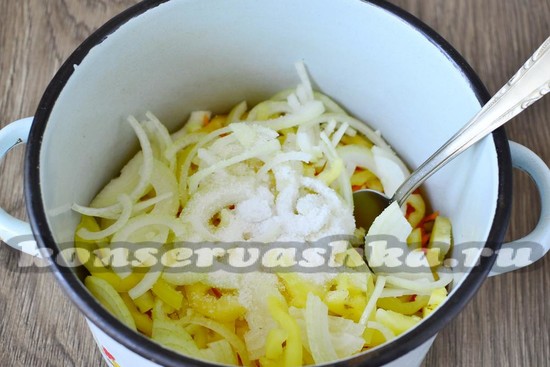 Заливаем овощную смесь уксусом и маслом