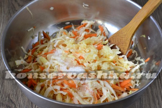Сбрызгиваем уксусом и маслом