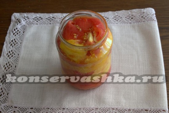 Выкладываем кусочки помидоров