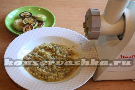обжаренные кабачки пропускаем через мясорубку