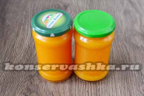 Заливаем в банки горячий сок и закатываем