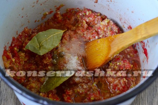 Соединяем кабачки с помидорами и луком,