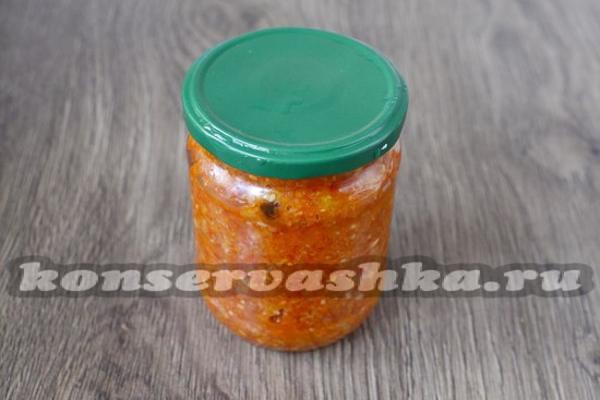 раскладываем икру по банкам