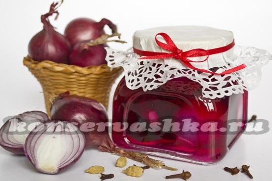 Маринованный красный лук со свёклой и кардамоном на зиму