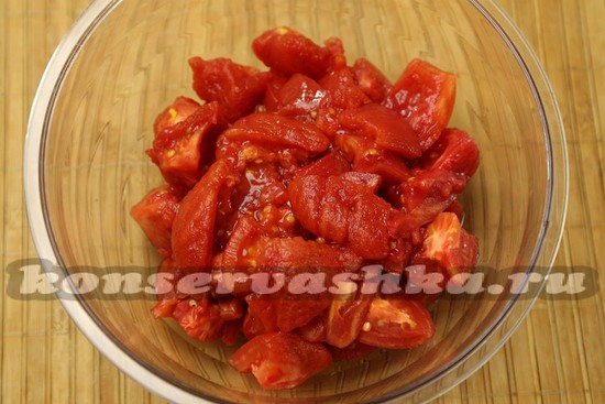 Очищаем от кожицы томаты, режем кусками