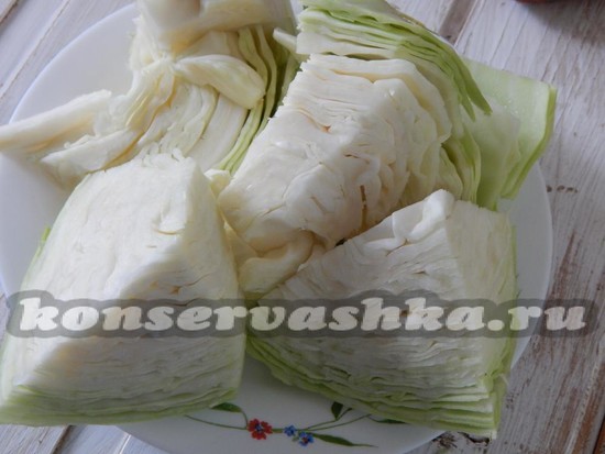 Капусту порезать на крупные куски