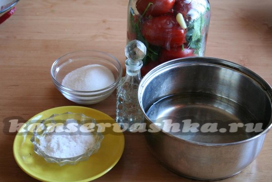 заливаем банки с квашеными помидорами маринадом