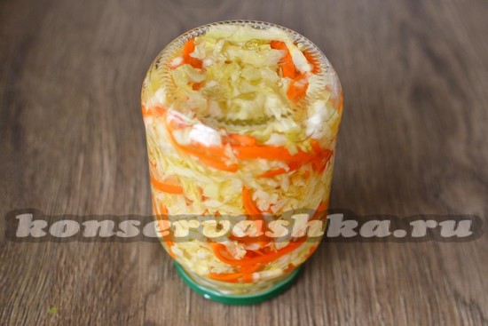 Заливаем горячим маринадом капусту и сразу же закрываем крышками
