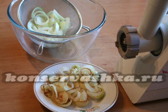 лук пропускаем через мясорубку