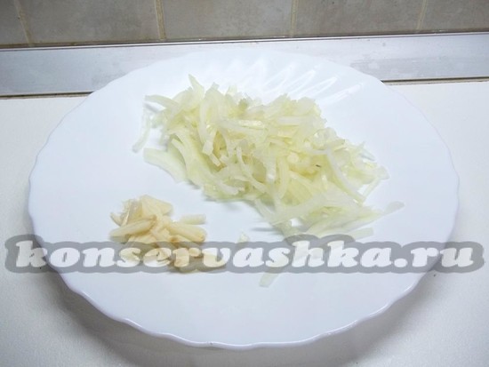 Нарезан лук и чеснок