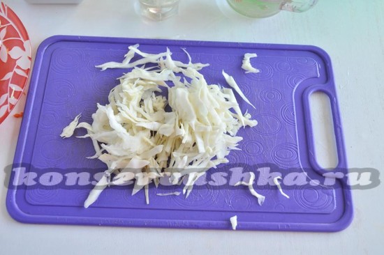 нашинкуйте капусту