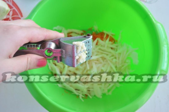 выдавите чеснок