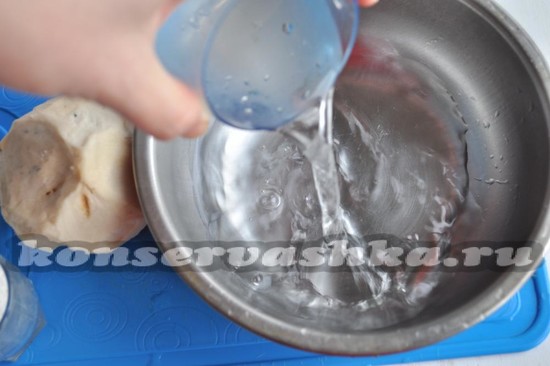 влейте воду в миску