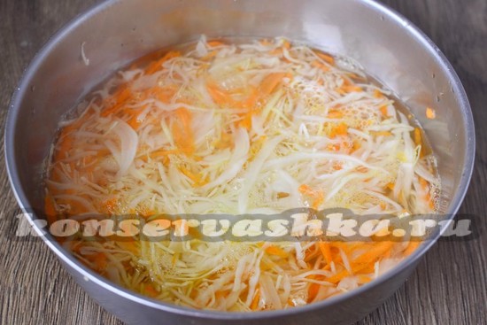 Овощи заливаем горячим рассолом
