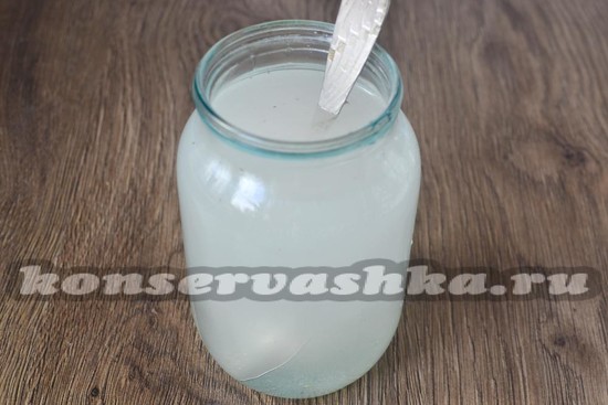 В кипящей воде растворяем сахарный песок и поваренную соль