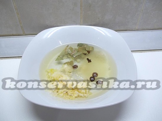 Продукты для маринада соединены