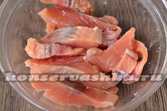 Вынимаем кусочки горбуши из рассола