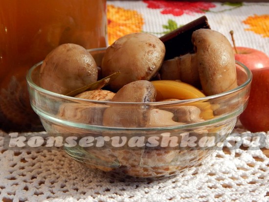 Маринованные шампиньоны с яблоком и корицей
