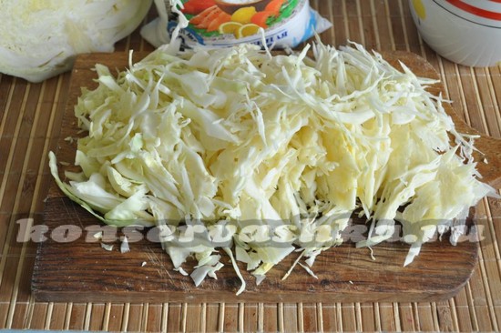 нашинкуйте капусту