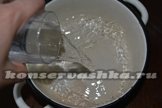 влейте воду