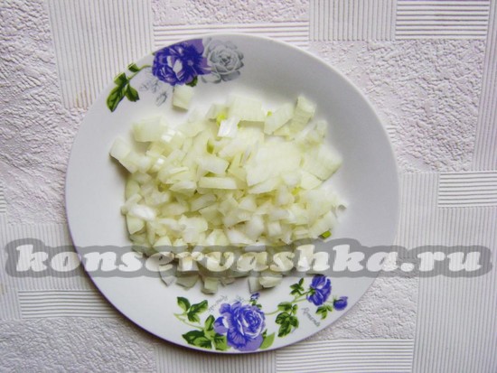 лук нарезаем
