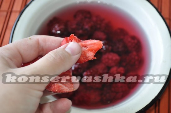 выложите клубнику