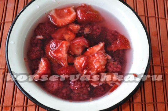 клубника в миске