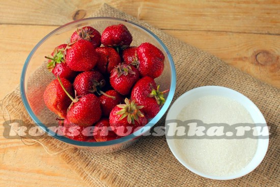 Ингредиенты для приготовления замороженной клубники с сахаром