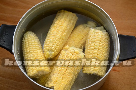 проварите кукурузу