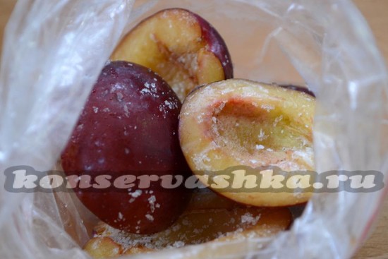 замороженные половинки слив
