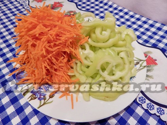 Измельчить морковь и перец