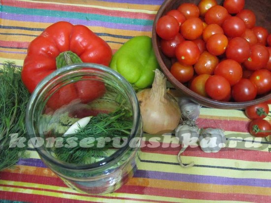 выложить укроп и нарезанные дольки чеснока
