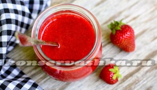 Клубника с соком и сахаром
