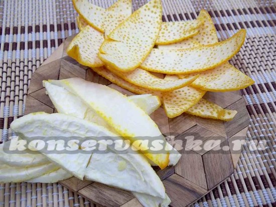 С апельсиновых корок срезан белый слой