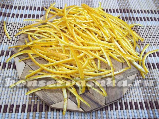 Апельсиновая кожура нарезана соломкой для сушки