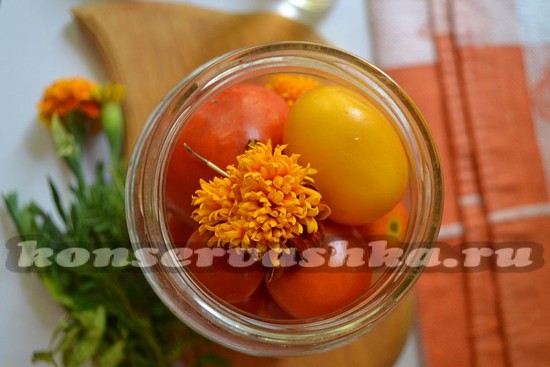 выложить томаты, бархатцы