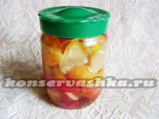 закатываем банки крышками