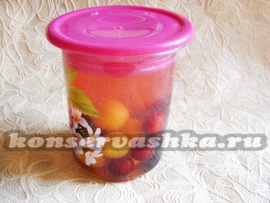 закатываем банки крышками