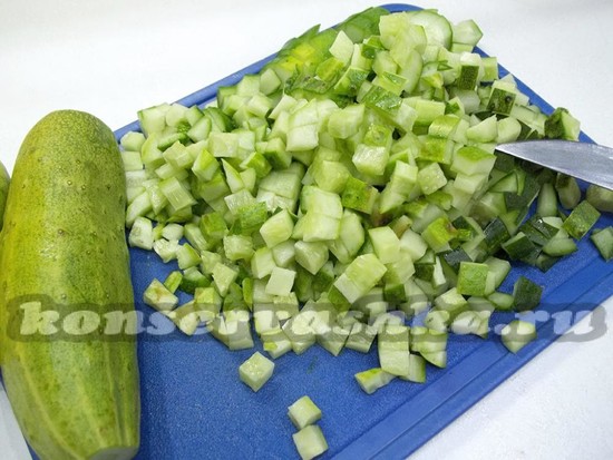 Огурцы нарезаны кубиками