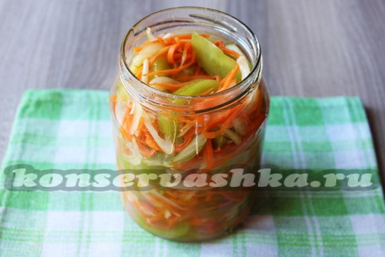 Раскладываем салат по банкам