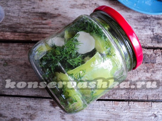 закатываем банки крышками