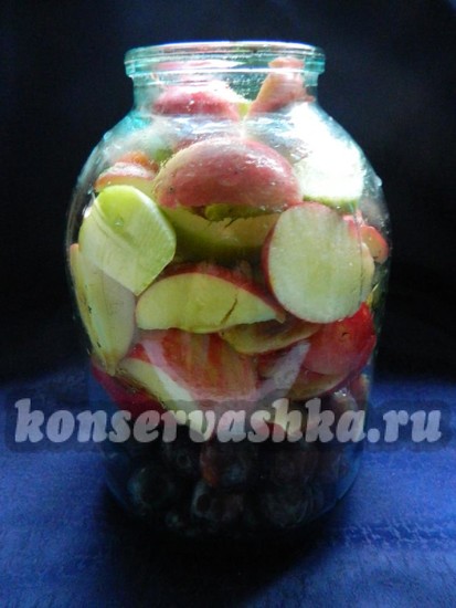 выложить в банки сливы и яблоки
